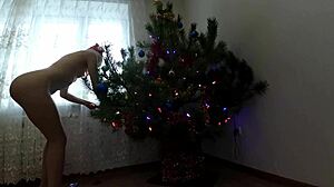 アマチュアカップルがクリスマスツリーのポルノビデオでアナルとマンコを犯される