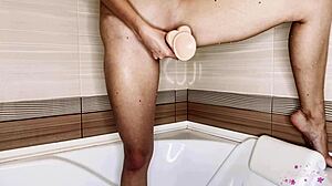 Brünettes Luder nutzt einen Dildo, um im Badezimmer zum Orgasmus zu kommen
