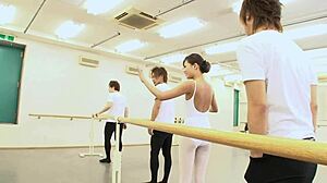 Asiatisk ballerina nyter tre hete gutter i denne solo-onanivideoen