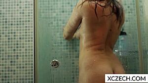 Une femme à gros seins se fait momifier sous la douche