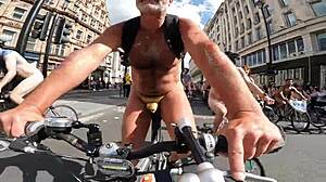 Ένας γυμνός μοτοσικλετιστής εκτίθεται και ταπεινώνεται δημόσια