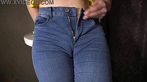 Gros plan sur le gros cul d'une femme mature en jean serré