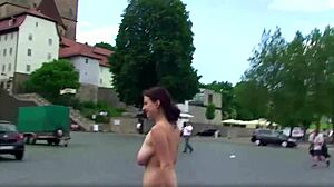 Se en naken jente utforske gatene i denne fulle filmen