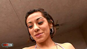Cumshot auf die Titten einer Latina nach einem Hardcore-Fick in diesem Fetisch-Video