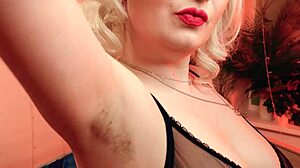 Vidéo de femdom de l'aisselle blonde pulpeuse d'Humiliatrix Arya Grander