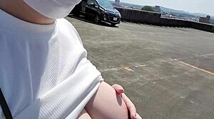 Istri rumah tangga Jepang telanjang dan menyemprotkan cairan dalam video solo