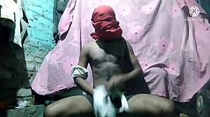 Ζευγάρι Ινδών ερασιτεχνών επιδίδεται σε παθιασμένο μουνί που γαμιέται