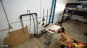 Eine Amateur-Brünette fickt in einer Garage, um ihr Auto zu reparieren