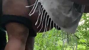 Milf gordinha fica selvagem na natureza com um pau preto grande