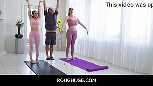 O sesiune fierbinte de yoga se transformă într-o joacă tabu cu sânii și pizda