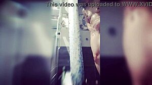 Aasialainen kaveri tyydyttää itseään isolla dildolla suihkussa