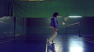 Donne amatoriali svelano i loro attributi mentre giocano a badminton in un centro comunitario