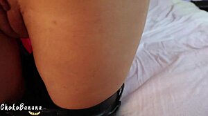 टीन पीओवी सेक्स काले चमड़े की पैंट में एक युवा लड़की के साथ