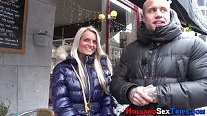 Холандска проститутка у чарапама ужива у кунилингусу од две жене