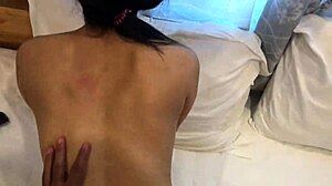 A estudante universitária asiática xxapple tem seu traseiro coberto de porra enquanto é fodida na frente de um espelho
