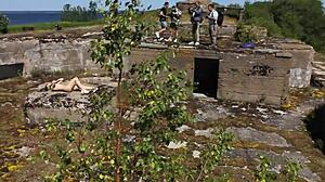 Valódi katonai kiképzés meztelen lövöldözőkkel a Totleben-szigeten