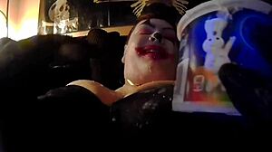 Mollige clown geniet van wilde seks met haar ronde partner