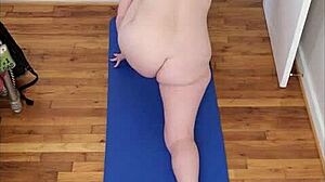 Sesiune de yoga nud cu sâni mari uimitori și fund rotund