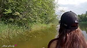 L'aventure en plein air de couples amateurs se transforme en une session de sexe sauvage sur la rivière