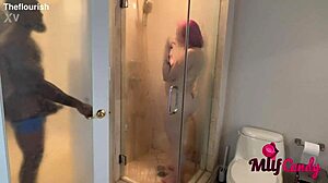 Loree Love e Ace Bigs fanno sesso intimo in un bagno del trailer