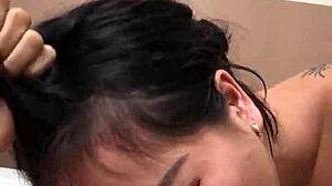 Asiatisk babe ger en krämig avsugning i denna retro-video