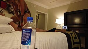 Мэделин Монро и ее подруга катаются на незнакомце в Вегасе с бутылкой воды