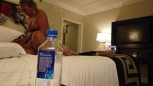 Madelyn Monroe und ihre Freundin reiten einen Fremden in Vegas mit einer Wasserflasche