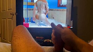 Masturbácia na horúcom porno videu s obrovským kohútom