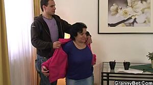 Reife brünette Oma genießt es, ihren Partnern orale Freude zu bereiten und auf ihrem Penis zu reiten