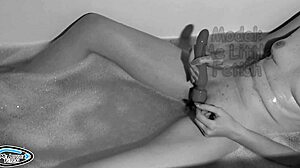 Una donna snella si gode un bagno serale con vibratore, raggiungendo l'orgasmo