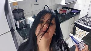 Sexet kvinde tilfredsstiller sig selv med en monsterpik i køkkenet