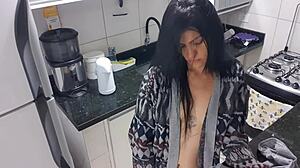 Seksowna kobieta dogadza sobie potężnym kutasem w kuchni