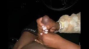Después de una discoteca, una chica negra toma una gran polla negra en su coche