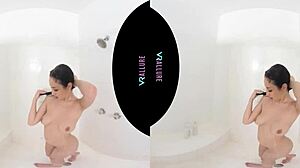 Jade Baker szóló élvezetet élvez egy pihentető fürdőben