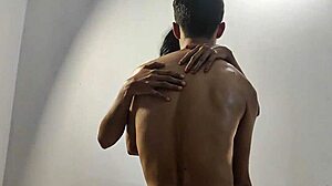 Um jovem casal se entrega a um amor apaixonado em pornografia bengali