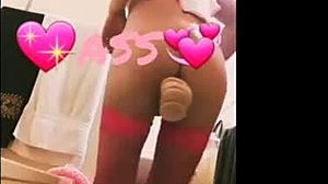 Garota transexual gosta de brincar com brinquedo anal